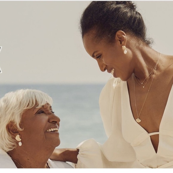 Aurate X Kerry Venus Organic Pearl Gold Earring - Picture 11 of 16